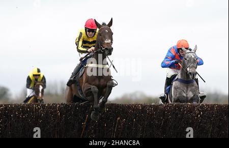 Esprit De Somoza ridden da jockey Chester Williams cancellare una recinzione sulla loro strada per vincere la scommessa MansionBets £10 ottenere £20 handicap Chase all'ippodromo di Wincanton. Data foto: Martedì 14 dicembre 2021. Foto Stock