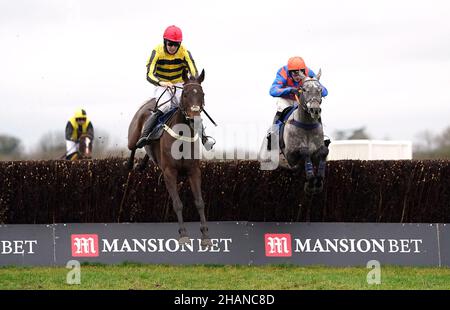 Esprit De Somoza ridden da jockey Chester Williams cancellare una recinzione sulla loro strada per vincere la scommessa MansionBets £10 ottenere £20 handicap Chase all'ippodromo di Wincanton. Data foto: Martedì 14 dicembre 2021. Foto Stock