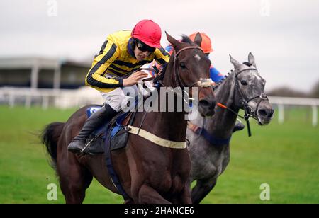 Esprit De Somoza guidato da jockey Chester Williams sulla loro strada per vincere la scommessa MansionBets £10 ottenere £20 handicap Chase all'ippodromo di Wincanton. Data foto: Martedì 14 dicembre 2021. Foto Stock