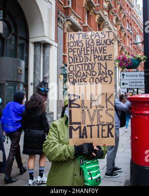 Black Lives Matter protestor tenere Black Lives Matter nel segno London 2020 Foto Stock