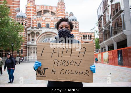 Donna BLM protestor con io sono una persona non un segno di colore a Londra 2020 Foto Stock