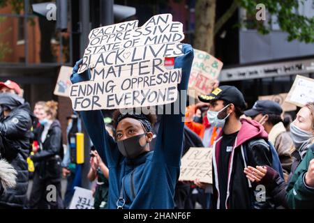 Protesta femminile BLM con fine oppressione per tutti i placard a Londra 2020 Foto Stock