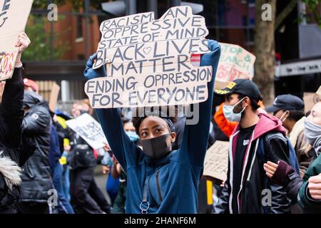 Protesta femminile BLM con placard fine oppressione per tutti a Londra 2020 Foto Stock