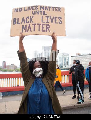 Black Lives Matter protestor tenuta non importa alcuna vita fino a Black Lives Matter cartello London 2020 Foto Stock