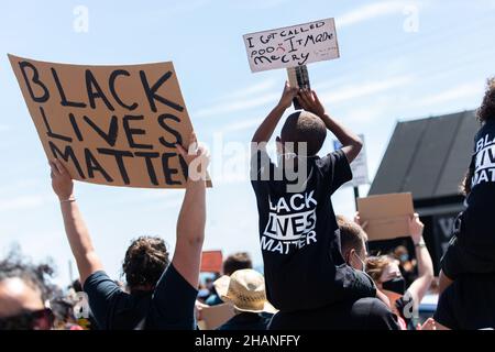 Black Lives Matter bambino protestor con BLM segno Brighton 2020 Foto Stock