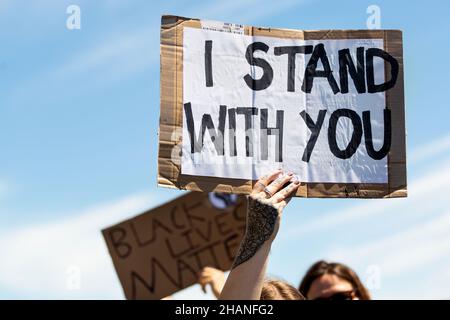 Le vite nere contano Protestor tenuta io sono con voi placard Brighton 2020 Foto Stock