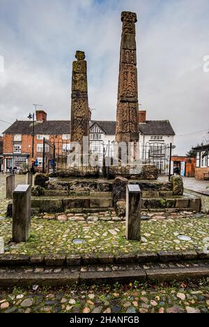 L'alto Sandbach anglosassone attraversa la graziosa piazza del mercato acciottolata di Sandbach a Cheshire. Foto Stock