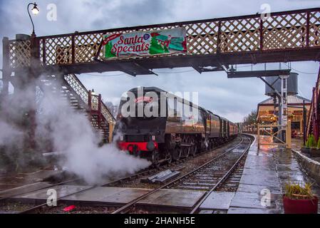 La locomotiva a vapore Heritage City of Wells porta il Santa Special alla stazione di Ramsbottom sulla ferrovia East Lancashire. Foto Stock