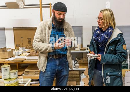 Adam Edicoffer (l.) gestisce Domaine d'Argens con la scrittrice di cibo Angela Berg. Un prodotto nuovo è il succo di tartufo. I cuochi amano questo prodotto, che dona a piatti come purè di patate o salse un aroma di tartufo non adulterato. Domaine D'Argens sviluppa da oltre 30 anni i propri prodotti al tartufo. Vengono trasformate cinque specie di tartufo: Tuber Melanosporum, Tuber Brumale Vitt, Tuber Uncinatum Vitt.Tuber Aestivum Vitt. Tuber Magnum. Draguignan, Francia Foto Stock