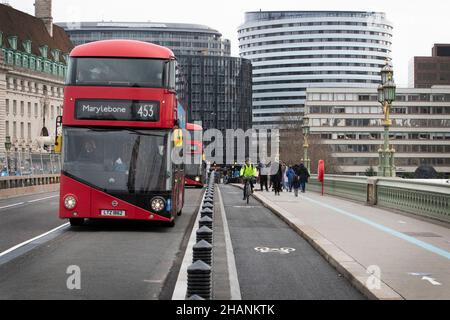I ciclisti sono visti utilizzando le piste ciclabili appena installate sul ponte di Westminster, Londra, mentre il sindaco di Londra Sadiq Khan cerca di promuovere viaggi verdi Foto Stock