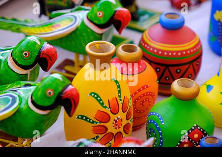 Giocattoli tradizionali fatti a mano colorati in legno, giocattoli in legno, famiglia, fuoco selettivo. Foto Stock