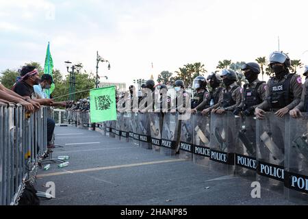 Rete del gruppo Chana Rak Thin insieme ai partner di rete che hanno sofferto per l'attuazione delle politiche di fronte all'ufficio delle Nazioni Unite alla Camera del Governo di Bangkok, Thailandia, il 13 dicembre 2021. Chiedere i risultati dei progressi dell'opposizione alla costruzione della tenuta industriale di Chana e ascoltare la risposta del governo alla valutazione ambientale strategica. Si stabiliranno per una notte al ponte Chamai Maruchet in attesa di ascoltare i risultati della riunione del Gabinetto domani. (Foto di Adirach Toumlamoon/Pacific Press/Sipa USA) Foto Stock