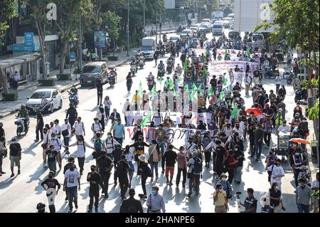 Rete del gruppo Chana Rak Thin insieme ai partner di rete che hanno sofferto per l'attuazione delle politiche di fronte all'ufficio delle Nazioni Unite alla Camera del Governo di Bangkok, Thailandia, il 13 dicembre 2021. Chiedere i risultati dei progressi dell'opposizione alla costruzione della tenuta industriale di Chana e ascoltare la risposta del governo alla valutazione ambientale strategica. Si stabiliranno per una notte al ponte Chamai Maruchet in attesa di ascoltare i risultati della riunione del Gabinetto domani. (Foto di Adirach Toumlamoon/Pacific Press/Sipa USA) Foto Stock