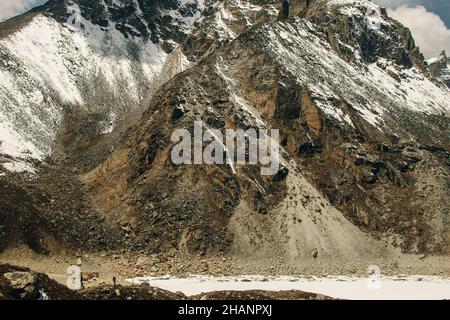 Vista sulle montagne da Gokyo Ri. Montagne innevate e cieli limpidi in Himalaya, Nepal. Foto di alta qualità Foto Stock