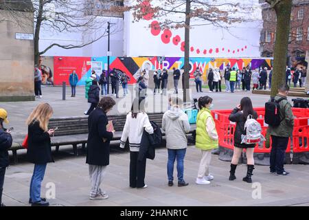Manchester, Regno Unito, 14th dicembre 2021. Le persone sono in coda per un vaccino di richiamo per proteggere contro Covid-19 o Covid o Coronavirus presso il Municipio di Manchester, Inghilterra, Regno Unito. Il governo del Regno Unito ha annunciato un programma di vaccinazione di richiamo di massa contro la variante Omicron Covid. Credit: Terry Waller/Alamy Live News Foto Stock