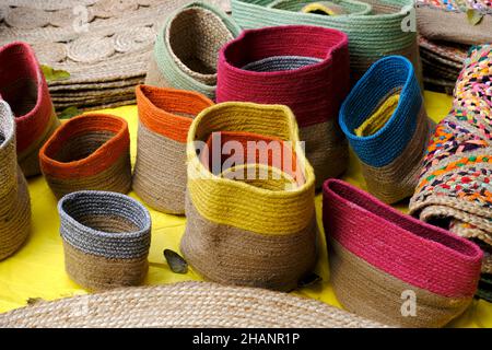 Borsa per corda in iuta, cestino, montagne russe in iuta naturale, scatole eco a crochet per la casa e l'arredamento, fatta a mano Foto Stock