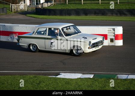 Un classico marchio Ford Cortina 1 progettato per assomiglia a una Cortina Lotus che entra nella chicane a Goodwood. Foto Stock