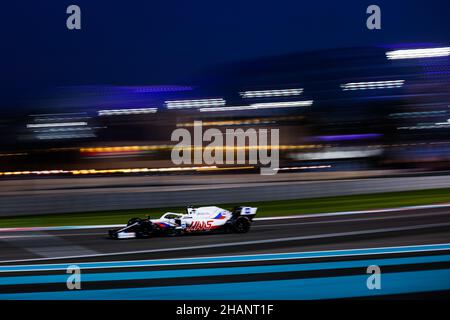 47 SCHUMACHER Mick (ger), Haas F1 Team, in azione durante i 14 test post-stagione dal 15 al 2021 dicembre 2021 sul circuito Yas Marina, a Yas Island, Abu Dhabi - Foto Antonin Vincent / DPPI Foto Stock