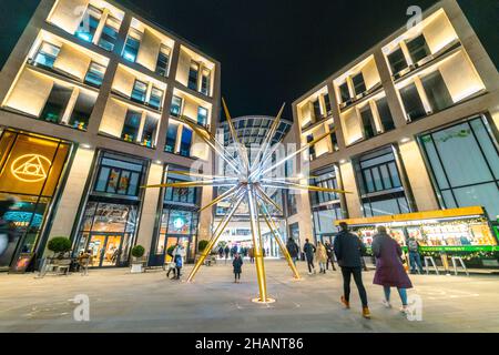 Vista notturna dell'esterno del centro per lo shopping e il divertimento del St James Quarter con decorazioni natalizie a Edimburgo, Scozia, Regno Unito Foto Stock