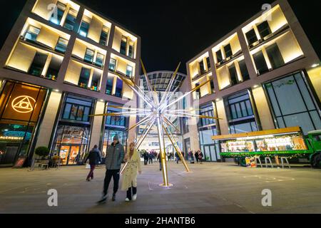 Vista notturna dell'esterno del centro per lo shopping e il divertimento del St James Quarter con decorazioni natalizie a Edimburgo, Scozia, Regno Unito Foto Stock