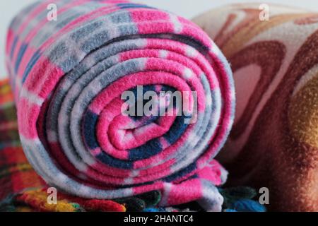 Arrotolato-up, lana polare, pile, coperte colorate.Close up preso. Foto Stock