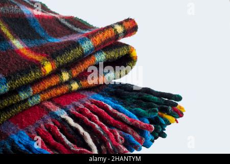 Piegato, lana, coperta scotch plaid isolato sullo sfondo bianco con spazio di copia Foto Stock