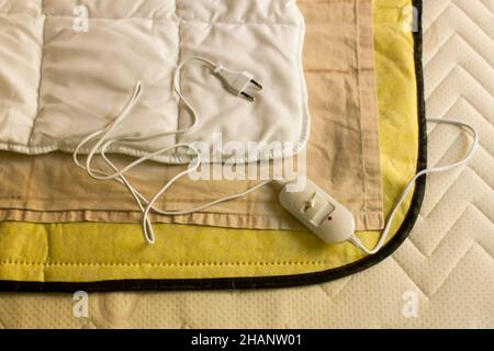 L'immagine mostra come utilizzare la coperta elettrica sul letto. Foto Stock