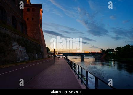 Castello di Narva e passeggiata sul confine tra Estonia e Russia. Foto Stock