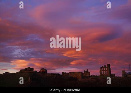 Tramonto sul Priorato di Tynemouth e sul Castello di Tynemouth. Data foto: Martedì 14 dicembre 2021. Foto Stock