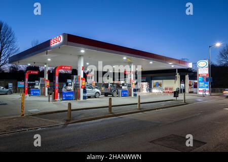 Vista serale di una stazione di benzina esso a Hertfordshire, Inghilterra. Foto Stock