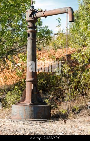 Gouache ferroviario. Struttura in acciaio abbandonata accanto ai binari dei treni che serviva a fornire acqua alle locomotive a vapore a Ferruela, Zamora, Spagna. Foto Stock