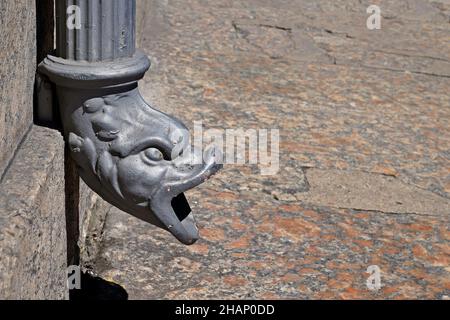 Beccuccio in metallo a forma di testa di bestia, Gargoyle drain, centro di Rio Foto Stock