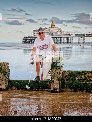Oliver Sterno, attivista di Plastic Free Eastbourne sulla spiaggia di Eastbourne, East Sussex, Regno Unito. Solo per uso editoriale Foto Stock