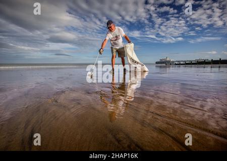 Oliver Sterno, attivista di Plastic Free Eastbourne sulla spiaggia di Eastbourne, East Sussex, Regno Unito. Solo per uso editoriale Foto Stock