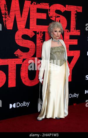 Los Angeles, Stati Uniti. 07th Dic 2021. LOS ANGELES - DEC 7: Rita Moreno al West Side Story Premiere al Teatro El Capitan il 7 dicembre 2021 a Los Angeles, CA (Photo by Katrina Jordan/Sipa USA) Credit: Sipa USA/Alamy Live News Foto Stock