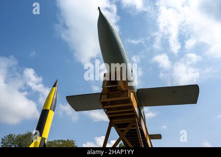 V2 (lato sinistro) e V1 (lato destro) su un'immagine. Rockets tedeschi della seconda guerra mondiale di fronte al cielo blu a Blockhaus d'Éperlecques, Francia Foto Stock