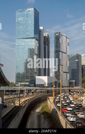 Traffico pesante sull'autostrada 20 più comunemente l'autostrada Ayalon come visto dal ponte Hashalom in Tel Aviv Israele Foto Stock