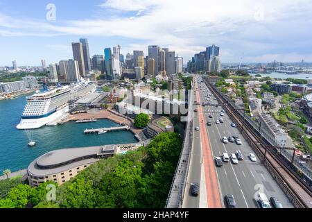 SYDNEY, AUSTRALIA - 24 NOVEMBRE 2017; i veicoli navigano lungo la Cahill Highway che proietta direttamente in distanza e skyline della città con grande cru Foto Stock