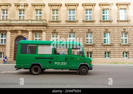 Vecchio minibus tedesco di polizia con vetri trasparenti. Berlino, Germania - 05.17.2019 Foto Stock