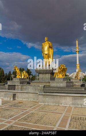 ASHGABAT, TURKMENISTAN - 17 APRILE 2018: Statua d'oro di Saparmurat Niyazov ad Ashgabat, Turkmenistan Foto Stock