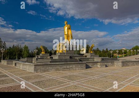 ASHGABAT, TURKMENISTAN - 17 APRILE 2018: Statua d'oro di Saparmurat Niyazov ad Ashgabat, Turkmenistan Foto Stock