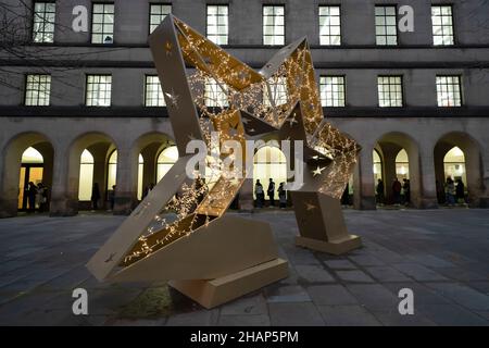 Manchester, Regno Unito, 14th dicembre 2021. I membri del thr pubblico fanno la fila ad un centro di vaccinazione nel centro di Manchester mentre i timori aumentano che la variante di Omicron costringerà il governo a chiudere le parti dell'economia. Credit: Jon Super/Alamy Live News. Foto Stock