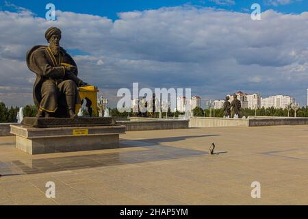 ASHGABAT, TURKMENISTAN - 17 APRILE 2018: Statue di leader turchi al monumento dell'Indipendenza ad Ashgabat, Turkmenistan Foto Stock