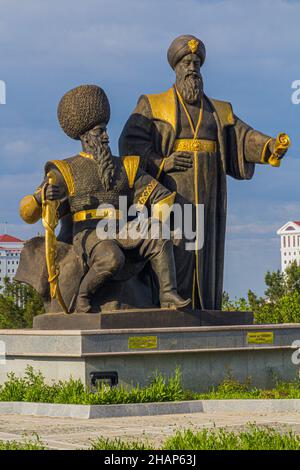ASHGABAT, TURKMENISTAN - 17 APRILE 2018: Statue dei leader turchi Alp Arslan e Malik Shah i presso il monumento dell'Indipendenza ad Ashgabat, Turkmenistan Foto Stock