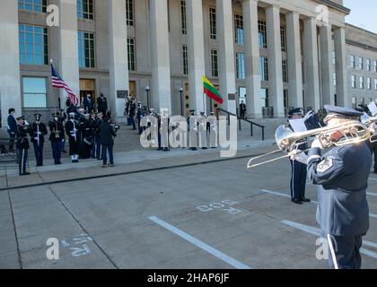 Arlington, Stati Uniti d'America. 13th Dic 2021. Arlington, Stati Uniti d'America. 13 dicembre 2021. Austin III, Segretario della Difesa degli Stati Uniti, dà il benvenuto al Ministro della Difesa lituano Arvydas Anusauka durante le cerimonie di arrivo al Pentagono, 13 dicembre 2021 ad Arlington, Virginia. Credito: SSgt. Kent Redmond/DOD/Alamy Live News Foto Stock