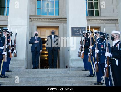 Arlington, Stati Uniti d'America. 13th Dic 2021. Arlington, Stati Uniti d'America. 13 dicembre 2021. Austin III, a destra, accoglie il ministro della Difesa lituano Arvydas Anusauka durante le cerimonie di arrivo al Pentagono, 13 dicembre 2021 ad Arlington, Virginia. Credito: SSgt. Kent Redmond/DOD/Alamy Live News Foto Stock