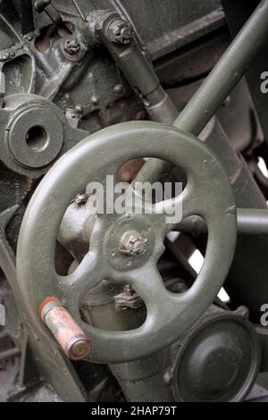 Primo piano di una manopola di sollevamento della pistola d'artiglieria sovietica. Foto Stock