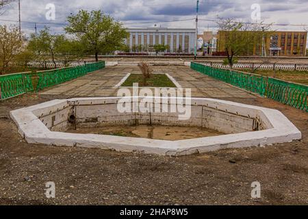 MUYNAQ, UZBEKISTAN - 22 APRILE 2018: Municipio di distretto nell'ex città portuale Moynaq Mo ynoq o Muynak , Uzbekistan Foto Stock