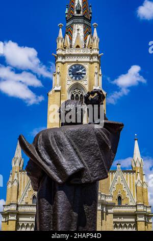 Vista posteriore al monumento Miletico Svetozar e la Chiesa del nome di Maria a Novi Sad, Serbia. Monumento è stato fatto da Ivan Mestrovic a 1939. Foto Stock