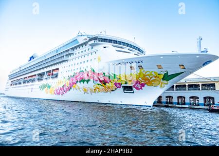 Nave da crociera White Norwegian Sky con fiori gialli e rosa dipinti sul prua, ormeggiata al porto di Cuba. Foto Stock